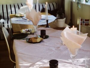 Bilde som viser borddekning med 1,5 meters avstand