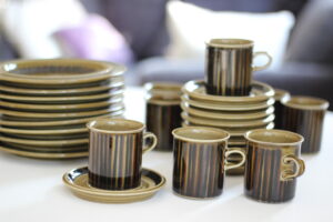 Vintageservise i jordfarger i finsk design