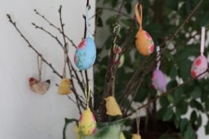 Påskeris, kvister som er pyntet med påskeegg