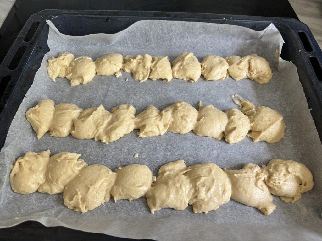 Strøkaker på bakebrett før steking