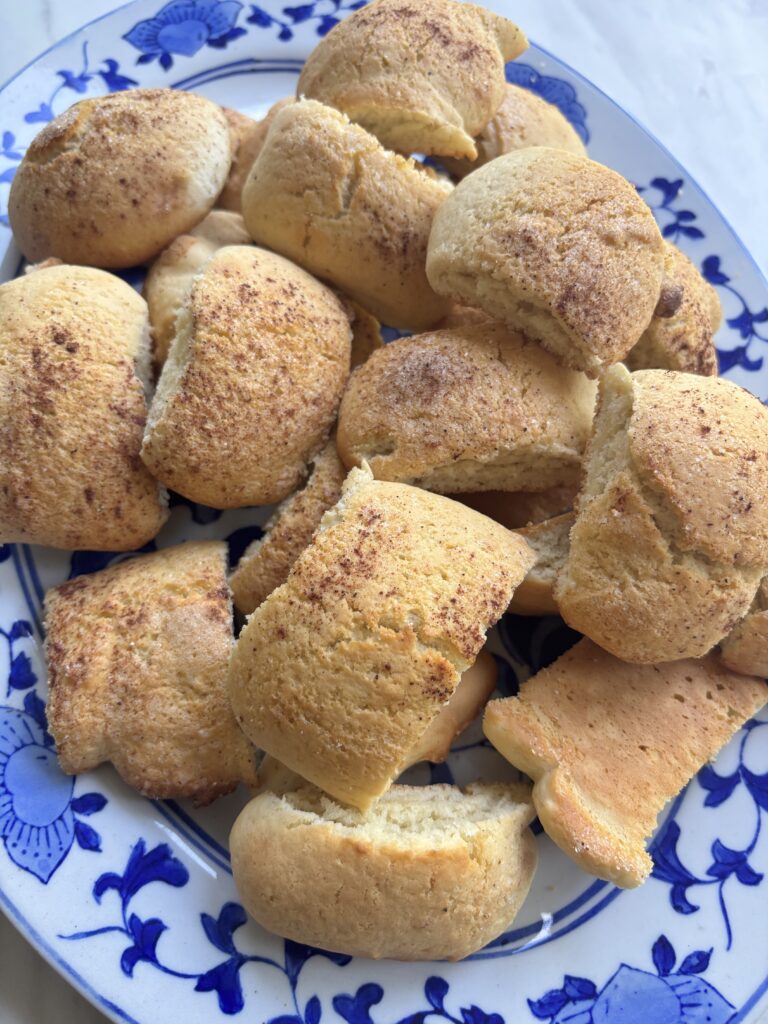 Ferdig stekte strøkaker på fat