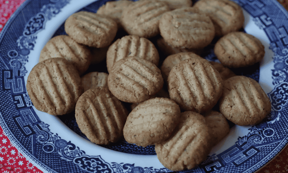Mange små brune kaker, lyseblå kakeboks